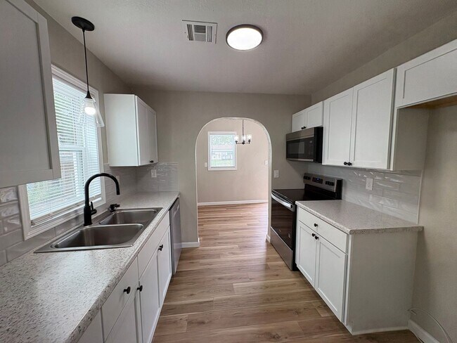 Building Photo - Don’t miss this opportunity! A Stylish Updated 4 Bedroom Home That’s Ready for You to Move Right In!