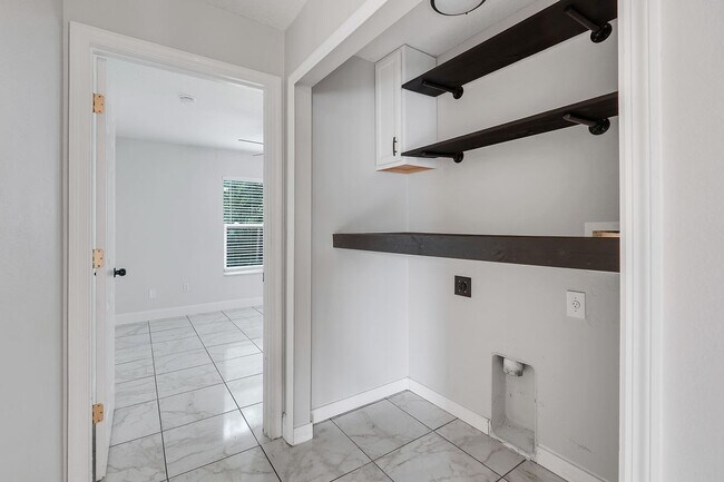 Building Photo - 810 Valnera Ct