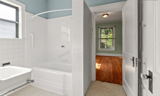 Building Photo - 4920 Lee Ave