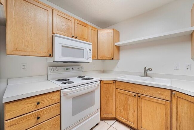 Building Photo - Darling Ground Floor Stonebrook Condo