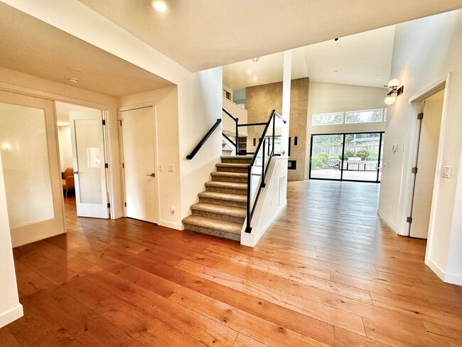 Building Photo - 6 BR / 4 BA – 4,100 SQ FT with Patio, Full...