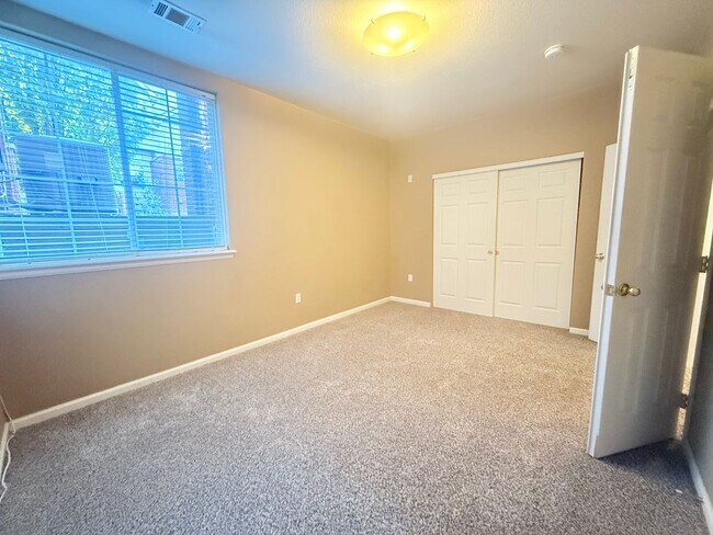 Building Photo - $O DEPOSIT OPTION. SPACIOUS 3-BEDROOM TOWNHOUSE IN KENSINGTON TOWNHOMES
