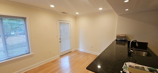 Building Photo - 2-bed, 1.5 Bath Brookline Townhouse