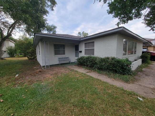 Building Photo - 3 bedroom 1 bathroom