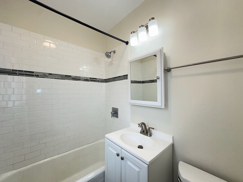 Building Photo - 655 W Roscoe St