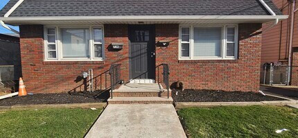 Building Photo - 736 3rd St