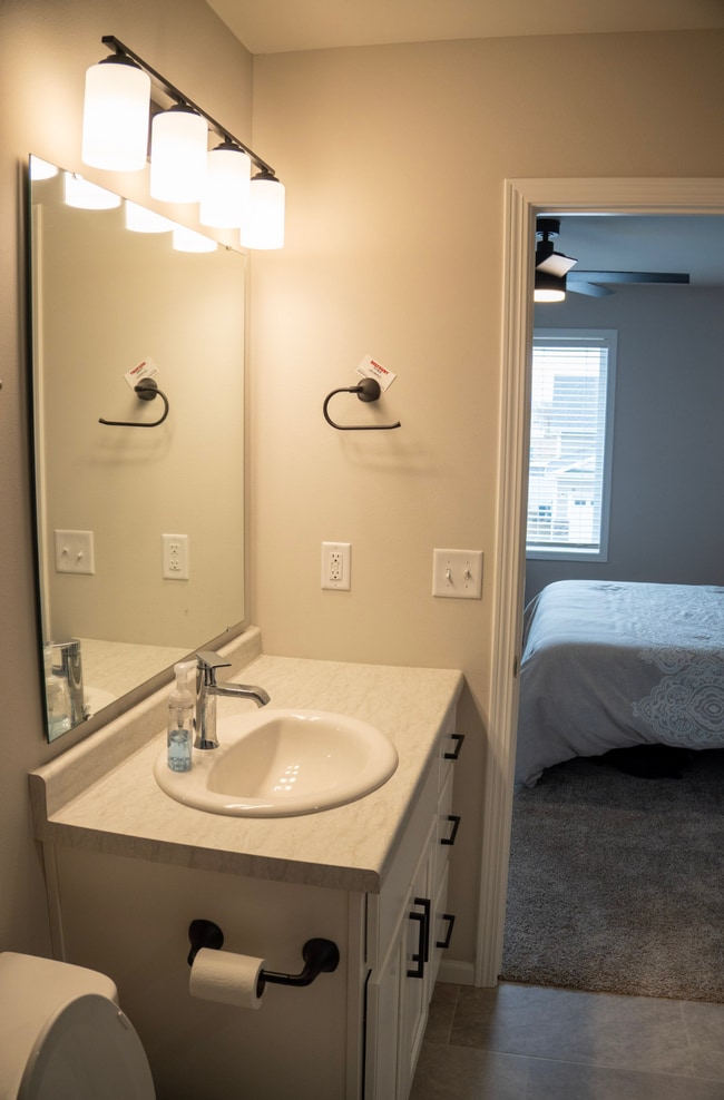 Building Photo - Tobi Lane Twinhome