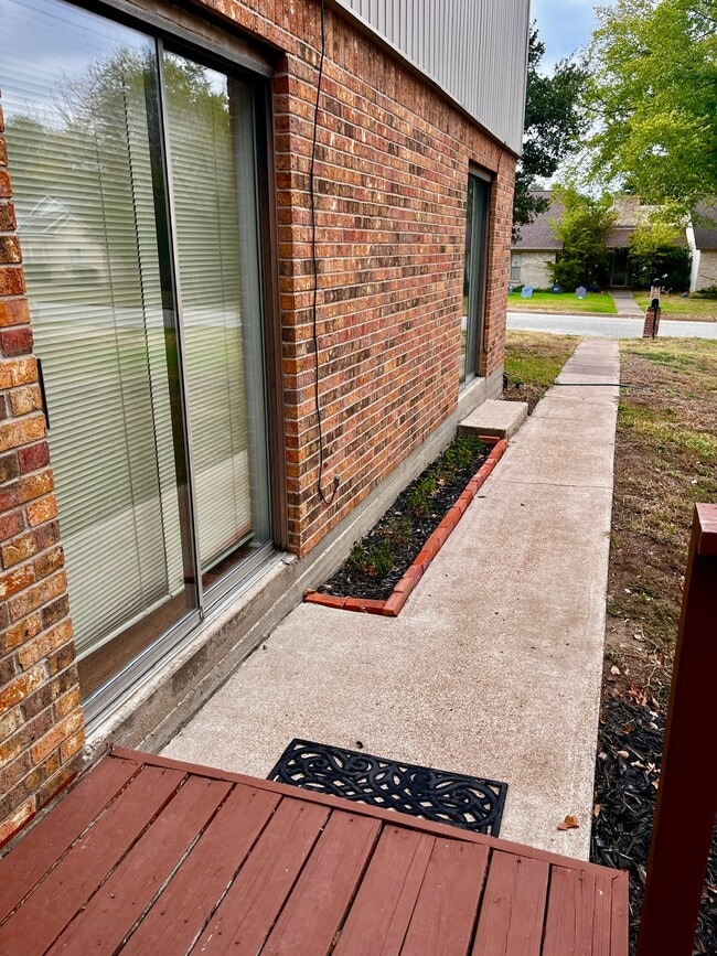 Building Photo - 2600 Arbor Dr