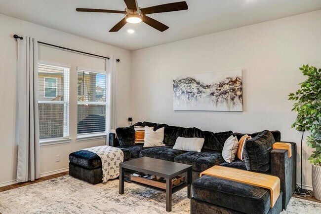 Building Photo - APPLEWOOD UNIT 1