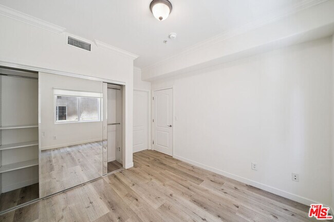 Building Photo - 2335 S Bentley Ave