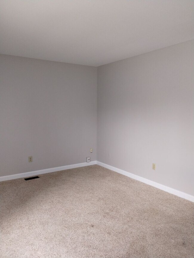 Building Photo - 728-728 Red Deer Ln