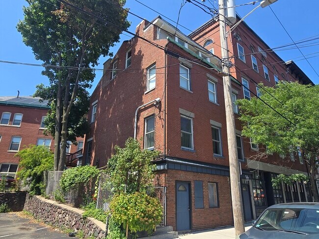 Building Photo - 116 Winnisimmet St