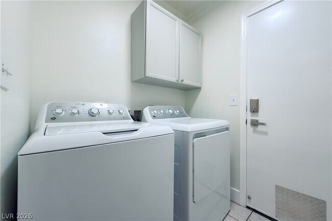 Building Photo - 443 Compo Ave