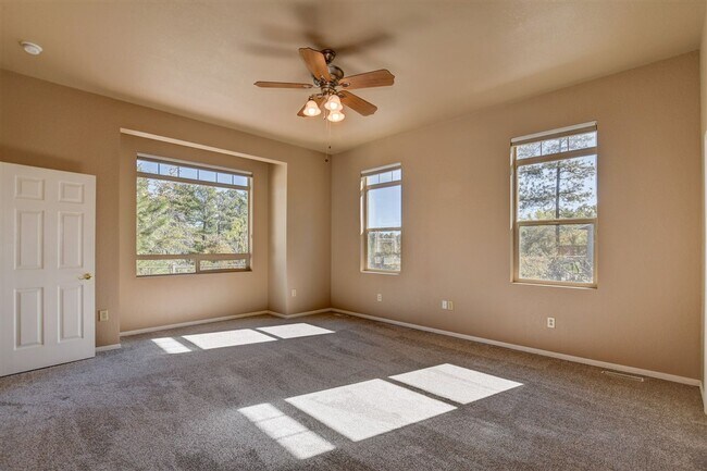 Building Photo - Beautiful home in the Mountain Club!