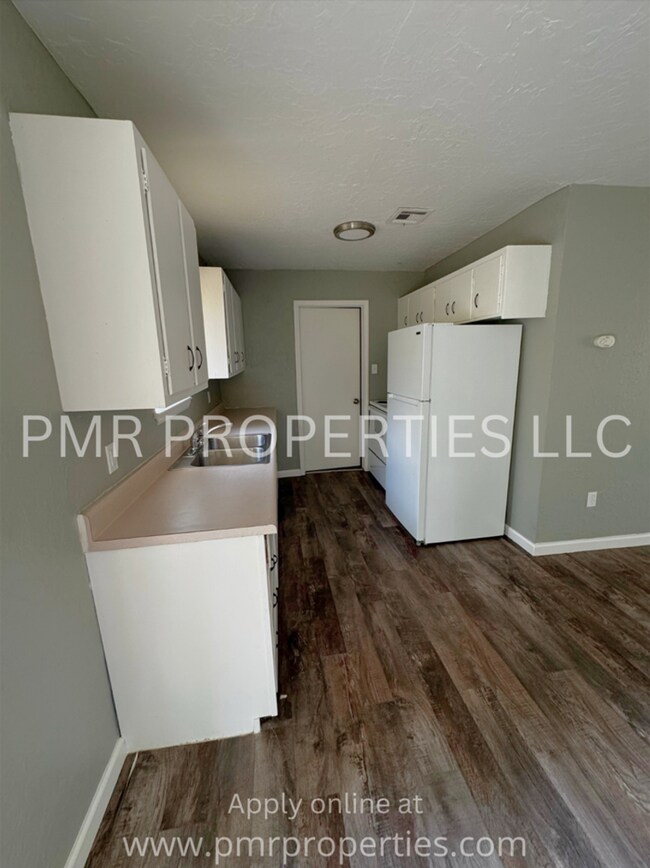 Building Photo - 3 Bed 2 Bath - House