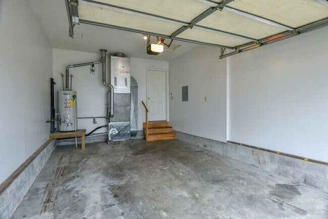 Building Photo - 4 bedroom 2 bath