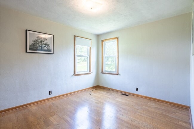 Building Photo - 4 New Sugar Creek Rd