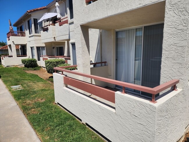 Building Photo - Vibrant 2 bedroom/2 bath condo in a great community with quick access to main commuter arteries