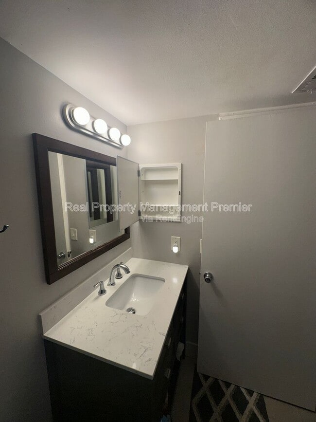 Building Photo - 9491 Palm Cir S