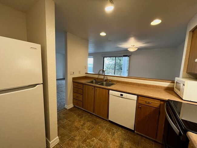 Building Photo - Fresh Paint and New Carpet in this Sunn Fjord Condo!