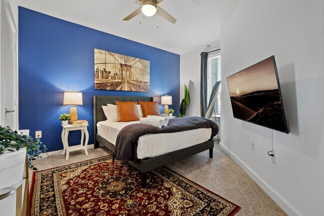 Building Photo - 2425 E Riverside Dr