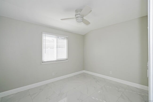 Building Photo - 7684 Meadowbrook Ct