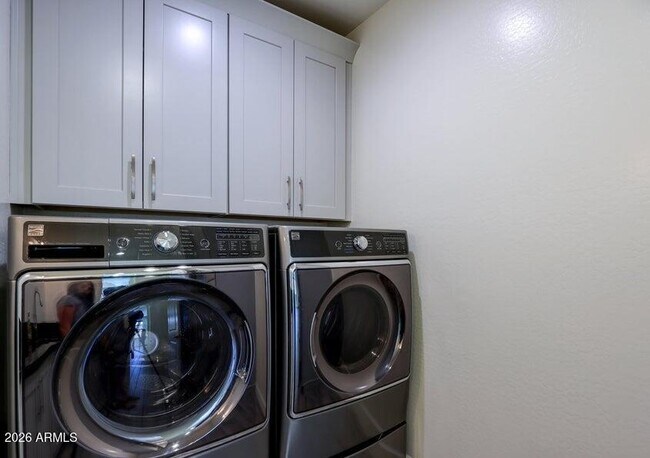 Building Photo - 948 W Yosemite Dr