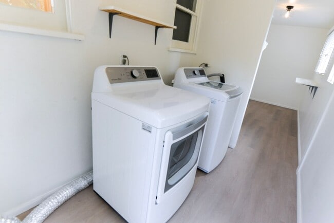 Building Photo - Spacious One Bedroom Single Family Home wi...