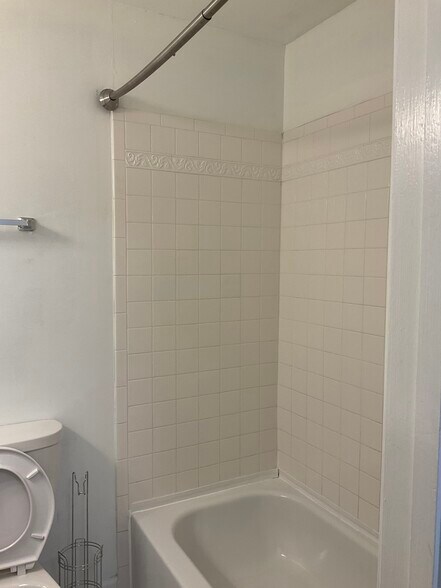 Building Photo - 1019 Woodland Vlg