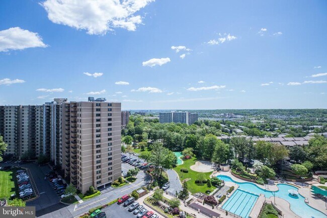 Building Photo - 307 Yoakum Pkwy