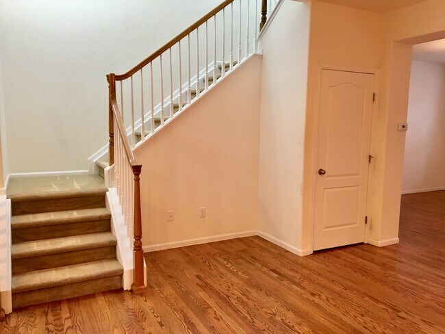 Building Photo - Beautiful and Chic Brownstone Residence Fa...