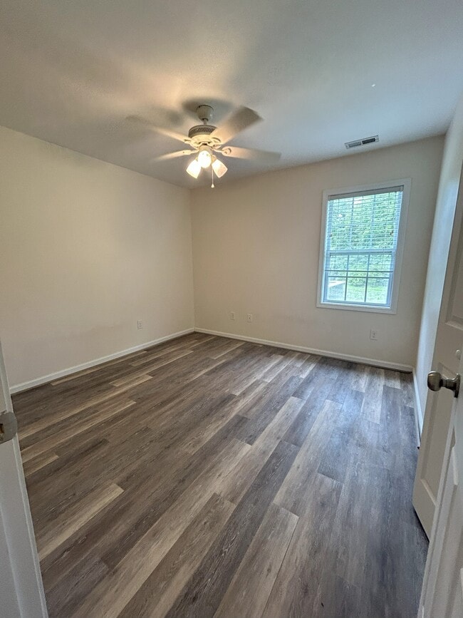 Building Photo - 312 S Tree Ct