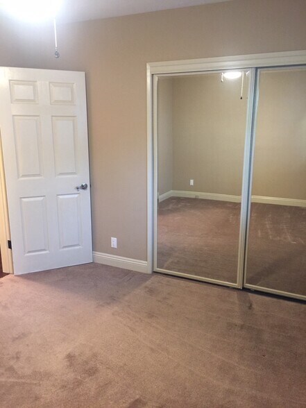 Building Photo - 2000 Karen St