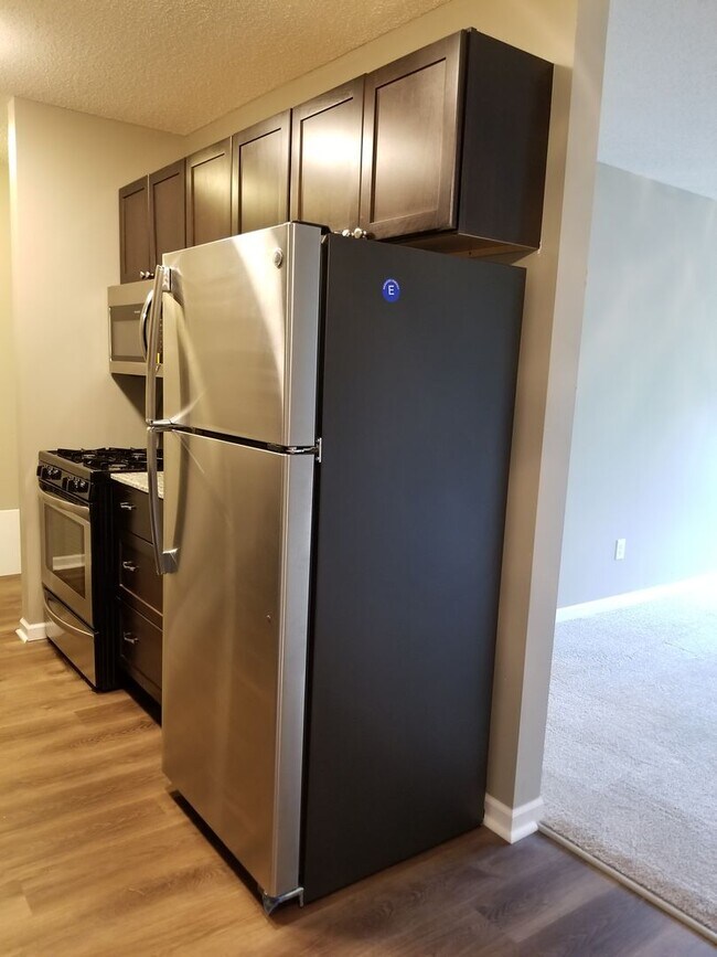 Building Photo - Remodeled 2 Bedroom