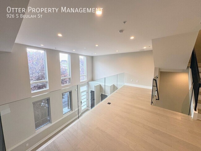 Building Photo - 926 S Beulah St