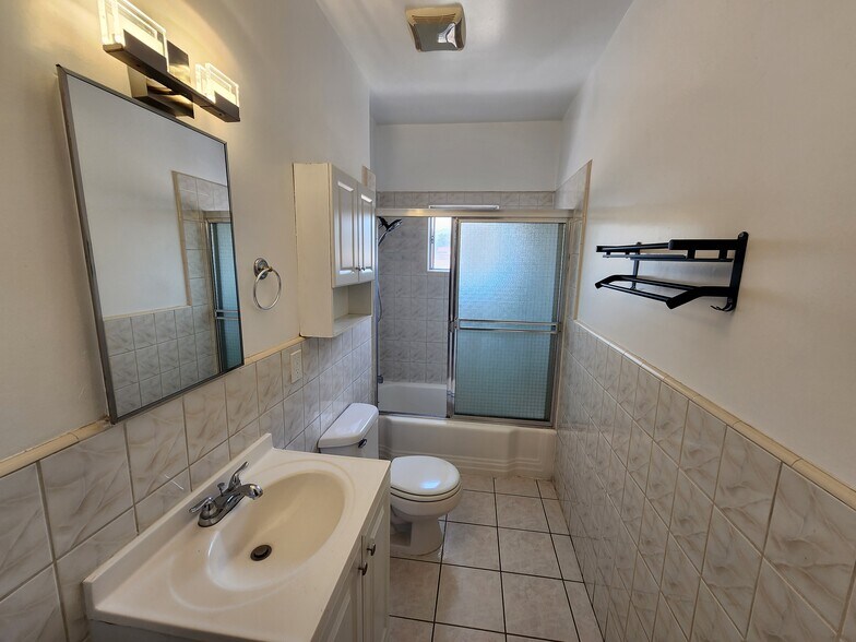 Building Photo - 820 N Edgemont St