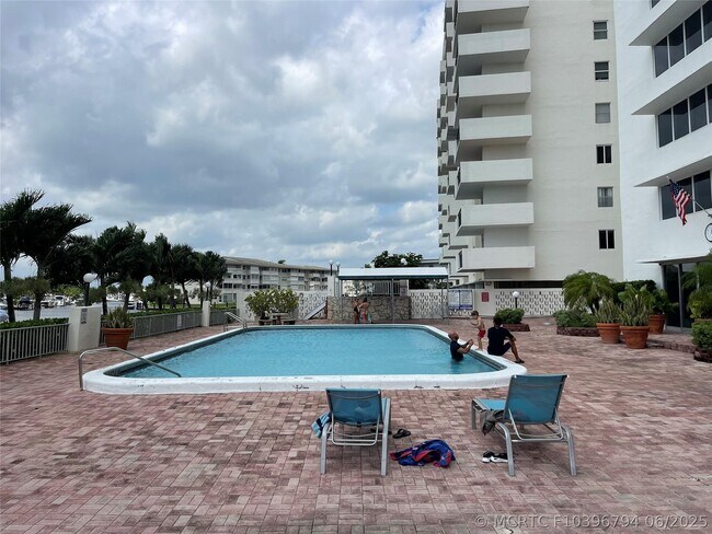 Building Photo - 401 Golden Isles Dr