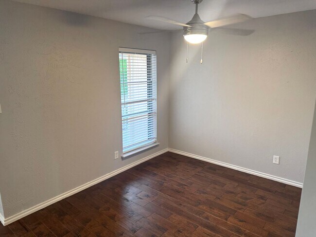 Building Photo - 312 Valley Park Dr