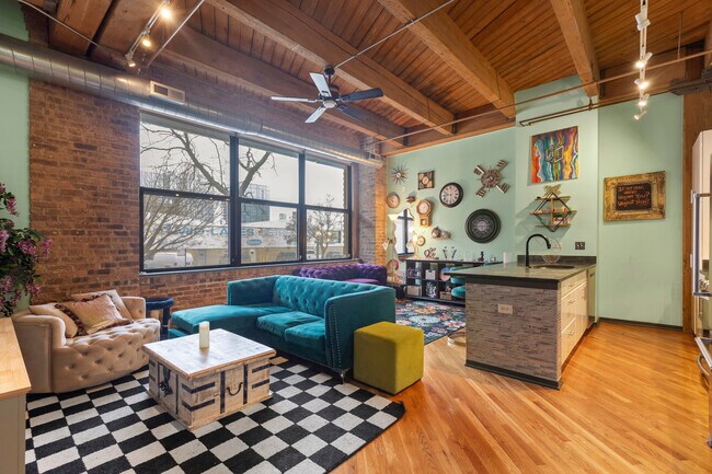 Building Photo - 1040 W Adams St