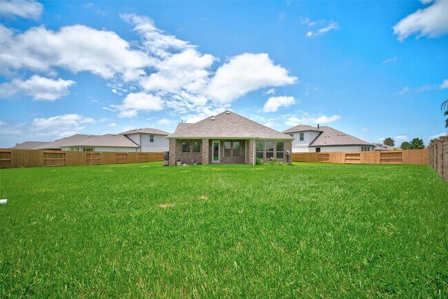 Building Photo - 2600 Golden Palms Ln