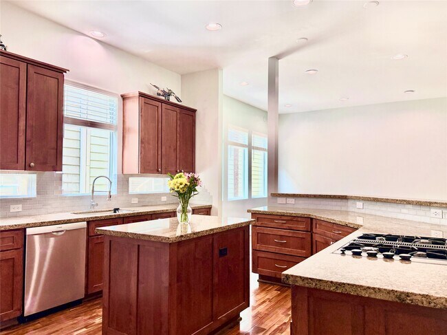 Building Photo - 608 W Drew St