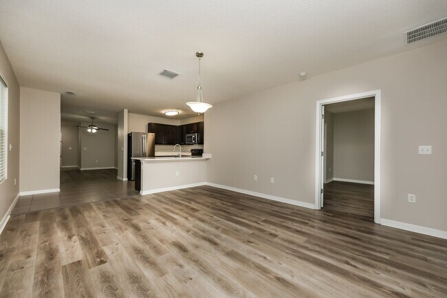 Building Photo - 10529 Whispering Hammock Dr