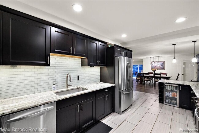 Building Photo - 486 Charlevoix St