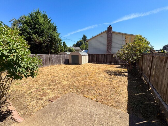 Building Photo - 3 Bedroom Duplex off Gilham Rd.