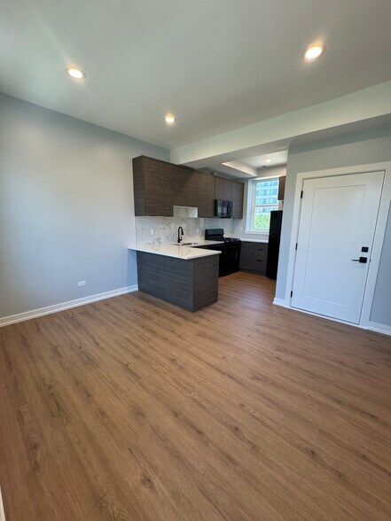 Building Photo - 4901 N Kenmore Ave