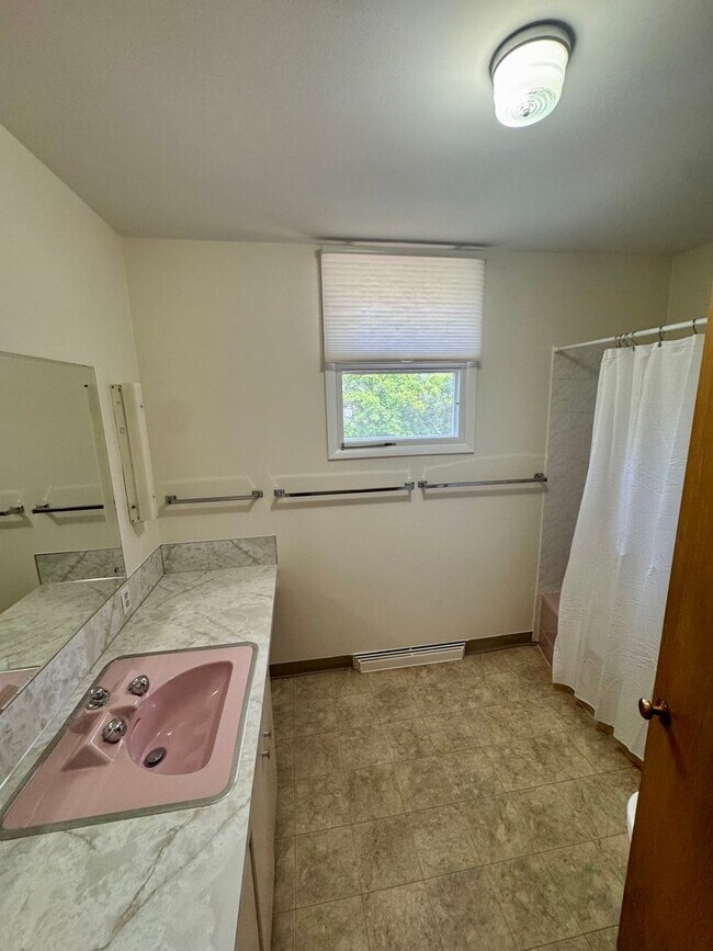 Building Photo - Mid-Mod Wheat Ridge Gem!