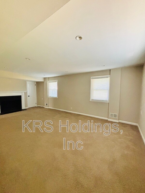 Building Photo - 2318 Penrose Dr