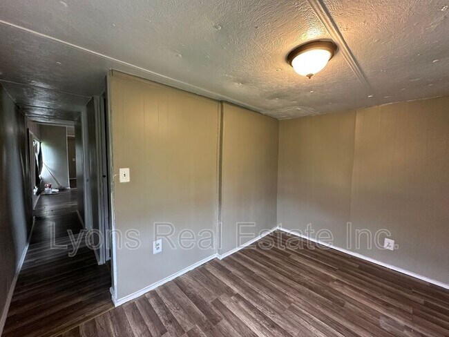 Building Photo - 8086 Heck Dr