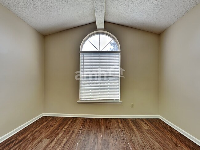 Building Photo - 2175 Hovington Cir E