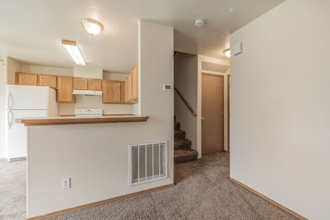 Building Photo - 3 bed 2 bath duplex with sprinkler system